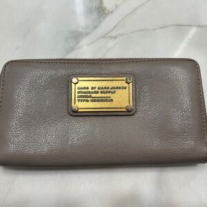 Marc Jacob’s wallet in great condition. Beautiful color.